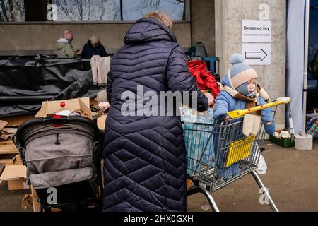 Cracovia, Polonia. 08th Mar 2022. Un bambino rifugiato ucraino arriva in un centro di assistenza umanitaria per rifugiati allo stadio di Cracovia, poiché più di milioni di persone sono già fuggiti dall'Ucraina per la Polonia il 8 marzo 2022. Mentre la Federazione russa ha invaso l'Ucraina, il conflitto tra Ucraina e Russia dovrebbe costringere fino a 5 milioni di ucraini a fuggire. Molti dei rifugiati chiederanno asilo in Polonia. Le fughe sono spesso ospitate da individui e ONG (Foto di Dominika Zarzycka / Sipa USA) credito: Sipa USA / Alamy Live News Foto Stock