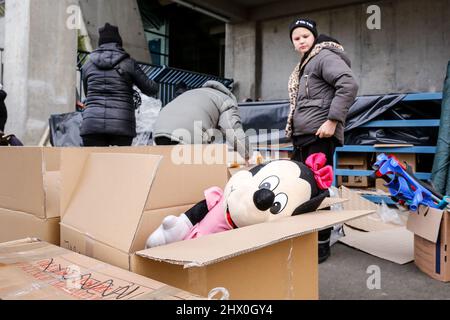 Cracovia, Polonia. 08th Mar 2022. Un ragazzo ucraino rifugiato arriva in un centro di assistenza umanitaria per rifugiati allo Stadio di Cracovia, poiché più di milioni di persone sono già fuggiti dall'Ucraina per la Polonia il 8 marzo 2022. Mentre la Federazione russa ha invaso l'Ucraina, il conflitto tra Ucraina e Russia dovrebbe costringere fino a 5 milioni di ucraini a fuggire. Molti dei rifugiati chiederanno asilo in Polonia. Le fughe sono spesso ospitate da individui e ONG (Foto di Dominika Zarzycka / Sipa USA) credito: Sipa USA / Alamy Live News Foto Stock