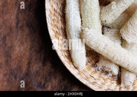 Luffa naturale di origine locale in un cestino Foto Stock