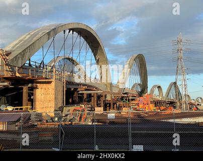 6th Street bridge in costruzione nel centro di Los Angeles, California Foto Stock