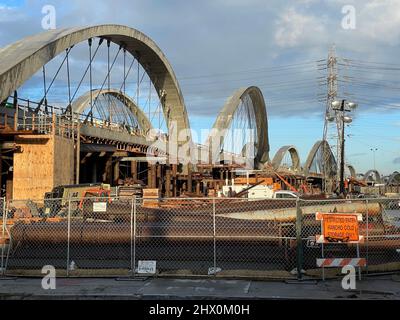 6th Street bridge in costruzione nel centro di Los Angeles, California Foto Stock