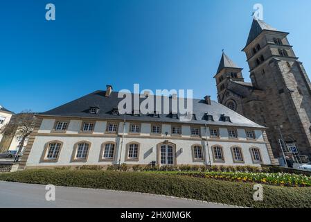 Echternach - il Granducato di Lussemburgo - 04 14 2019 - la facciata e l'abbazia e la classica Lycee Classique di Echternach Foto Stock