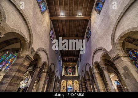 Echternach - il Granducato di Lussemburgo - 04 14 2019 - gli archi, il soffitto e l'interior design dell'Abbazia di Echternach Foto Stock