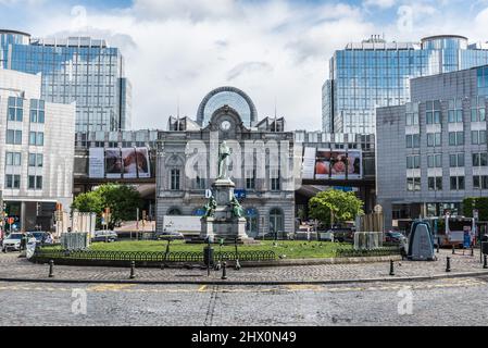 Ixelles, Bruxelles - Belgio - 04 27 2019 - Place du Luxembourg con la statua di John Cockerill e il punto informativo del parlamento europeo Foto Stock