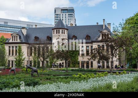 Bruxelles centro - Belgio - 04 27 2019 - case in stile cottage e fiori nei giardini del parco Leopold Foto Stock