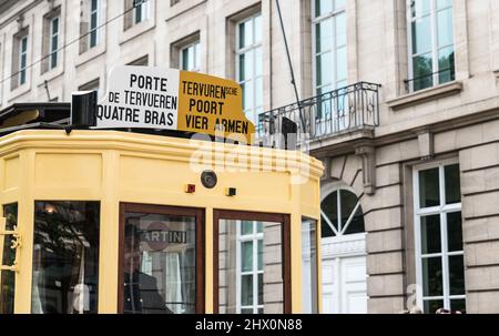 Centro storico di Bruxelles, capitale della regione di Bruxelles - Belgio - 05 01 2019 - primo piano del vecchio tram giallo che attraversa Rue de la Regence - Regency Street Foto Stock