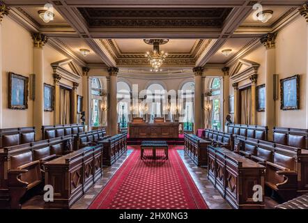 Ixelles, Bruxelles - Belgio - 05 31 2019 - Panchine di legno nella sala delle nozze del municipio Foto Stock