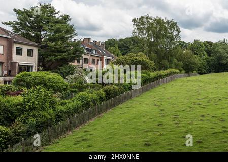 Uccle, Bruxelles - Belgio - 06 14 2019 - Vista sui prati verdi e gli alberi del parco di Vronerode - Fond'Roy Foto Stock