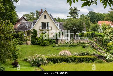 Uccle, Bruxelles - Belgio - 06 14 2019: Casa di campagna di lusso con un grande giardino verde e terrazza Foto Stock