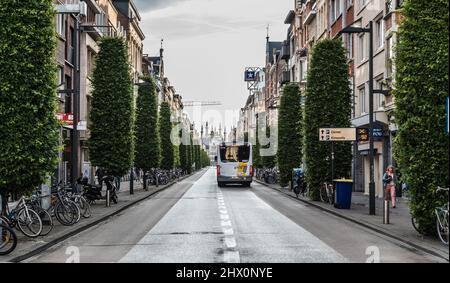 Leuven, Fiandre - Belgio - 06 16 2019 Bus che scende dal Bondgenotenlaan alla stazione ferroviaria Foto Stock