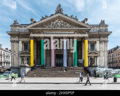 Brussels Old Town - Belgio - 06 25 2019 facciata neoclassica decorata dell'ex borsa di Bruxelles, decorata per le Grand Depard of the To Foto Stock