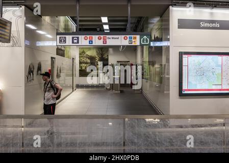 Schaerbeek, Bruxelles - Belgio, 06 29 2019 - Stazione della metropolitana della linea 19 a Simonis in direzione Groot - Bijgaarden Foto Stock