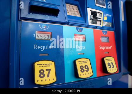 Arlington. 8th Mar 2022. La foto scattata il 8 marzo 2022 mostra i prezzi della benzina su una pompa ad una stazione di benzina in Arlington, Virginia, gli Stati Uniti. La media nazionale degli Stati Uniti per un gallone di benzina normale ha colpito un high fresco record di 4,173 dollari degli Stati Uniti il martedì, secondo i dati dall'associazione americana dell'automobile (AAA). Credit: Liu Jie/Xinhua/Alamy Live News Foto Stock