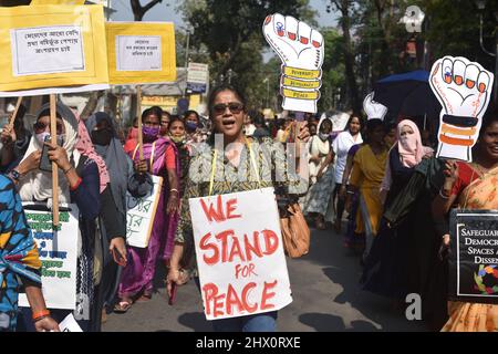 Kolkata, India. 08th Mar 2022. Varie Women Right Organisation hanno organizzato un raduno sulla Giornata Internazionale della Donna, come osservato il 8th marzo di ogni anno in tutto il mondo. Il tema di quest'anno è "l'uguaglianza di genere oggi per un domani sostenibile", e "l'invito ad un'azione climatica per le donne, da parte delle donne". Rafforzare il sistema di sostegno ai disabili, ai trasporti, alle queer e alle donne per creare una società inclusiva. (Foto di Sukhomoy Sen/Pacific Press) Credit: Pacific Press Media Production Corp./Alamy Live News Foto Stock