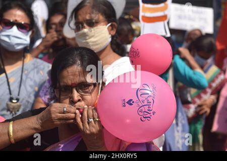 Kolkata, India. 08th Mar 2022. Varie Women Right Organisation hanno organizzato un raduno sulla Giornata Internazionale della Donna, come osservato il 8th marzo di ogni anno in tutto il mondo. Il tema di quest'anno è "l'uguaglianza di genere oggi per un domani sostenibile", e "l'invito ad un'azione climatica per le donne, da parte delle donne". Rafforzare il sistema di sostegno ai disabili, ai trasporti, alle queer e alle donne per creare una società inclusiva. (Foto di Sukhomoy Sen/Pacific Press) Credit: Pacific Press Media Production Corp./Alamy Live News Foto Stock