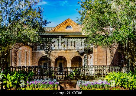 L'architettura intricata accoglie i visitatori della casa Bellingrath a Bellingrath Gardens, 4 marzo 2022, a Theodore, Alabama. Foto Stock