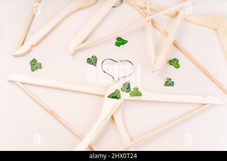 Hangers con piante su sfondo bianco con copy space.consupmtion rispettoso dell'ambiente in shopping.Recycling o zero concetto di spreco Foto Stock