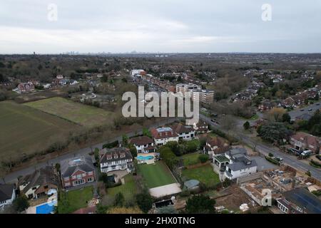 Chigwell Essex UK drone vista aerea strada alta e strade residenziali Foto Stock