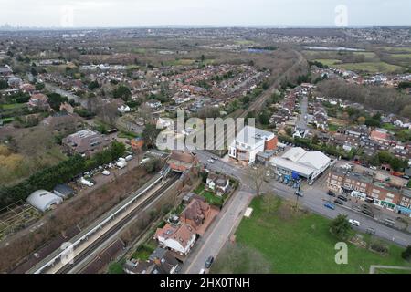 Chigwell Essex UK drone vista aerea strada alta e strade residenziali Foto Stock