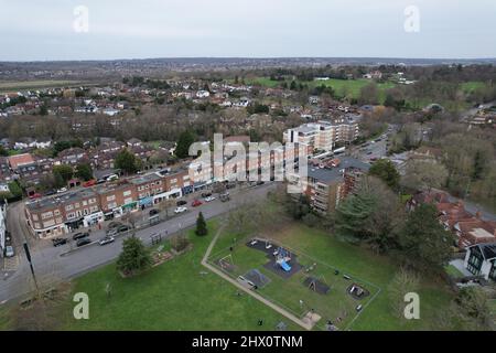 Chigwell Essex UK drone vista aerea strada alta e strade residenziali Foto Stock