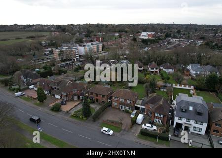 Chigwell Essex UK drone vista aerea strada alta e strade residenziali Foto Stock