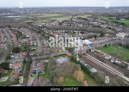 Chigwell Essex UK drone vista aerea strada alta e strade residenziali Foto Stock