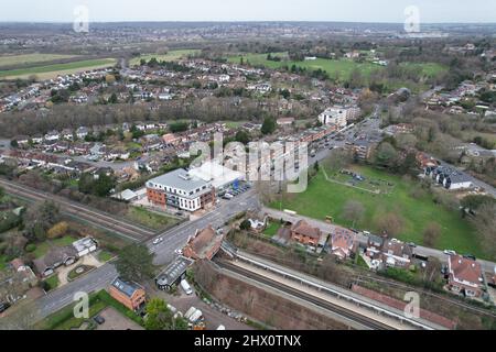 Chigwell Essex UK drone vista aerea strada alta e strade residenziali Foto Stock