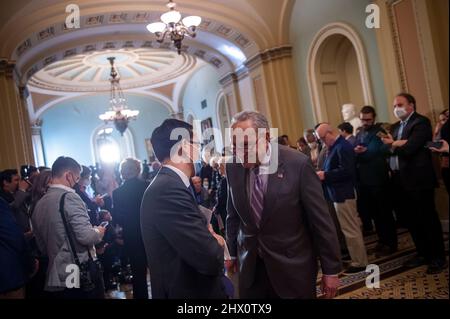 Washington, Vereinigte Staaten. 08th Mar 2022. Chuck Schumer (democratico di New York), leader della maggioranza del Senato degli Stati Uniti, a destra, parla con il suo staff durante la Democratâs conferenza stampa del pranzo politico del Senato al Campidoglio degli Stati Uniti a Washington, DC, martedì 8 marzo 2022. Credit: Rod Lammey/CNP/dpa/Alamy Live News Foto Stock