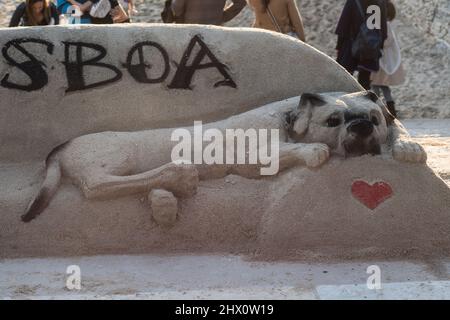 Sand Dog realizzato da un artista di strada portoghese Foto Stock