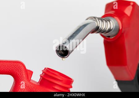 Il gas gocciola dall'ugello del carburante nel serbatoio del gas. Carenza di benzina, prezzo ed ethanol concetto. Foto Stock