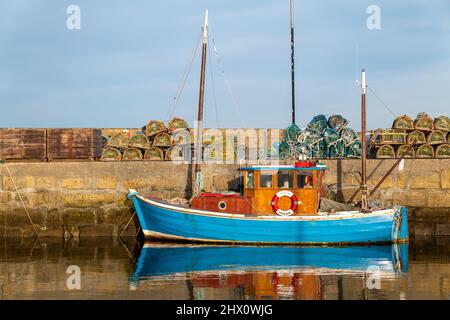 7 marzo 2023. Hopeman, Moray, Scozia. Si tratta di una scena dall'interno dell'area del Porto di Hopeman con le sue piccole barche da pesca sia per il tempo libero che per il lavoro. Foto Stock