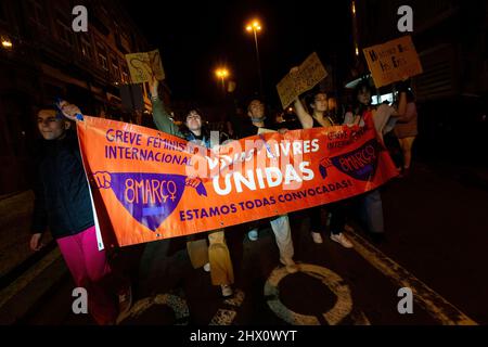 Porto, Portogallo. 08th Mar 2022. I manifestanti si marciano con una bandiera che esprime la loro opinione, durante la marcia delle donne in occasione della Giornata internazionale della donna. Credit: SOPA Images Limited/Alamy Live News Foto Stock