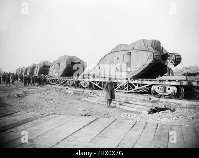 Carri armati della Brigata del 2nd su camion ferroviari alla ferrovia di ritorno dalla battaglia. Pinne, 6 dicembre 1917. Foto Stock