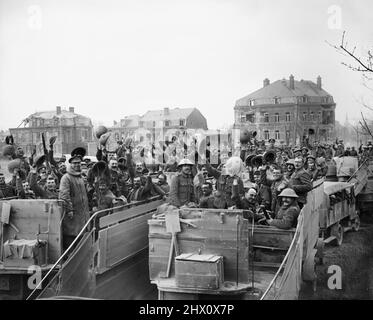 Le truppe britanniche si imbatterono dopo i combattimenti a Monchy-le-Preux, che furono presi dal corpo reale di Rifle del Re e dalla Brigata di Rifle, Divisione 37th. Arras, 28 aprile 1917. Foto Stock