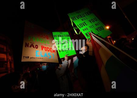 Porto, Portogallo. 08th Mar 2022. I manifestanti hanno cartelloni che esprimono la loro opinione, durante la marcia delle donne in occasione della Giornata internazionale della donna. (Foto di Diogo Baptista/SOPA Images/Sipa USA) Credit: Sipa USA/Alamy Live News Foto Stock