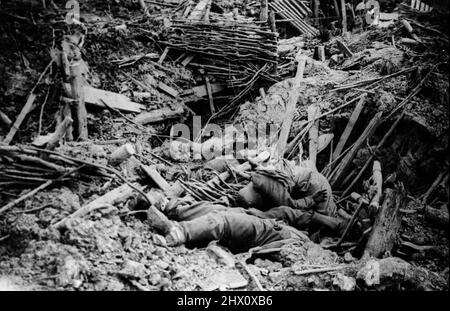 Abbatté la trincea tedesca sul Messines Ridge con morti, durante la battaglia di Passchendaele Foto Stock