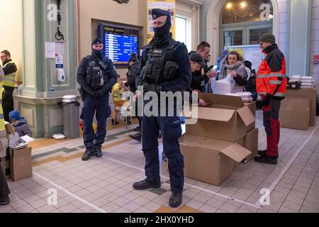 Przemysl, Polonia. 08th Mar 2022. La polizia polacca si trova alla stazione ferroviaria di Przemysl. Più di 1,5 milioni di ucraini sono fuggiti dal loro paese in Polonia a causa dell'invasione russa, secondo le ultime cifre dell'Alto Commissariato delle Nazioni Unite per i rifugiati (UNHCR). Credit: SOPA Images Limited/Alamy Live News Foto Stock