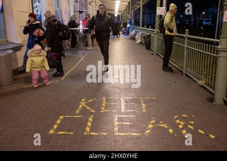 Przemysl, Polonia. 08th Mar 2022. Una vista del cartello 'Keep Clear' sul pavimento della stazione ferroviaria di Przemysl. Più di 1,5 milioni di ucraini sono fuggiti dal loro paese in Polonia a causa dell'invasione russa, secondo le ultime cifre dell'Alto Commissariato delle Nazioni Unite per i rifugiati (UNHCR). Credit: SOPA Images Limited/Alamy Live News Foto Stock