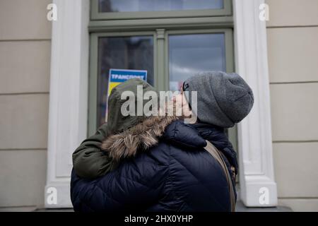 Przemysl, Polonia. 08th Mar 2022. Una donna tiene il suo bambino fuori dalla stazione ferroviaria di Przemysl. Più di 1,5 milioni di ucraini sono fuggiti dal loro paese in Polonia a causa dell'invasione russa, secondo le ultime cifre dell'Alto Commissariato delle Nazioni Unite per i rifugiati (UNHCR). Credit: SOPA Images Limited/Alamy Live News Foto Stock