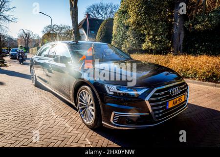 Laren, Paesi Bassi. 8th Mar 2022. La principessa Beatrix dei Paesi Bassi arriva con la sua nuova auto Royal all'apertura della nuova ala museale di Singer Laren il 8 marzo 2022 a Laren, Paesi Bassi. La nuova Audi A8 Limousine sostituisce la sua 16 anni Volvo Limousine. Credit: Patrick van Katwijk/dpa/Alamy Live News Foto Stock