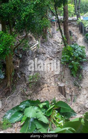 Le forti piogge e le tempeste di Sydney Australia nel marzo 2022 portano alle frane presso le proprietà attraverso le spiagge settentrionali, qui ad Avalon Beach Foto Stock