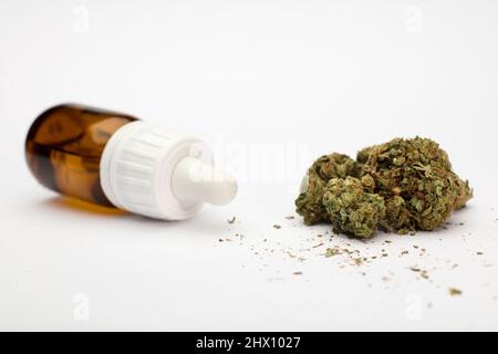 set di boccioli di marijuana, con flacone dispenser, fondo bianco. Foto Stock