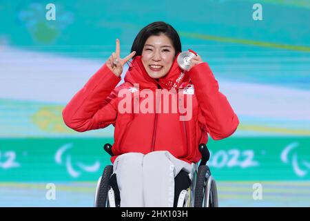 Pechino, Cina. 8th Mar 2022. Momoka Muraoka (JPN) Sci alpino : cerimonia della Medaglia di seduta super combinata delle donne durante i Giochi Paralimpici invernali di Pechino 2022 alla Yanqing Medal Plaza di Pechino, Cina . Credit: Naoki Morita/AFLO SPORT/Alamy Live News Foto Stock