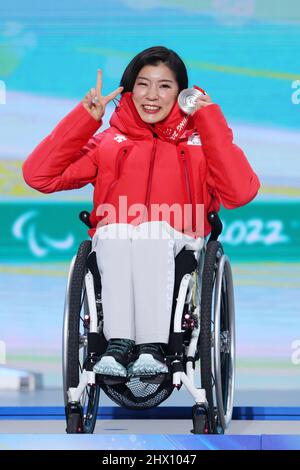 Pechino, Cina. 8th Mar 2022. Momoka Muraoka (JPN) Sci alpino : cerimonia della Medaglia di seduta super combinata delle donne durante i Giochi Paralimpici invernali di Pechino 2022 alla Yanqing Medal Plaza di Pechino, Cina . Credit: Naoki Morita/AFLO SPORT/Alamy Live News Foto Stock