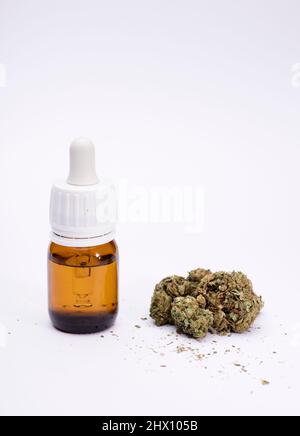 set di boccioli di marijuana, con flacone dispenser, fondo bianco. Foto Stock