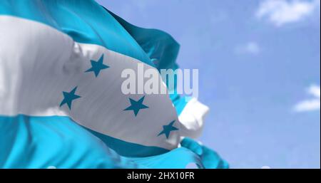Dettaglio della bandiera nazionale dell'Honduras che sventola al vento in una giornata limpida. L'Honduras è un paese dell'America Centrale. Messa a fuoco selettiva. Foto Stock