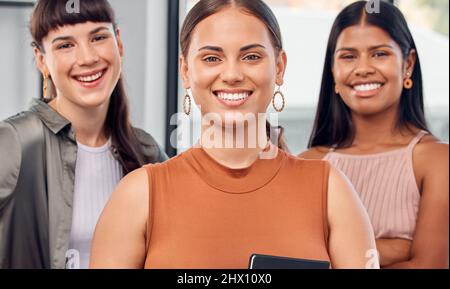 Guardando i miei sogni approccio, fiducia in me, im il coach. Ritratto di un gruppo di donne d'affari in ufficio. Foto Stock