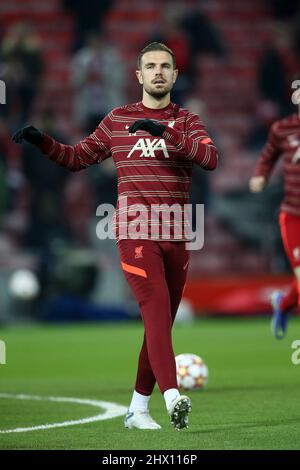 Liverpool, Regno Unito. 08th Mar 2022. Jordan Henderson di Liverpool durante il riscaldamento. UEFA Champions League, round of 16 match, 2nd LEG, Liverpool contro Inter Milan all'Anfield Stadium di Liverpool martedì 8th marzo 2022. Questa immagine può essere utilizzata solo per scopi editoriali. Solo per uso editoriale, licenza richiesta per uso commerciale. Nessun uso in scommesse, giochi o un singolo club / campionato / giocatori pubblicazioni. pic di Chris Stading/Andrew Orchard sport fotografia/Alamy Live news credito: Andrew Orchard sport fotografia/Alamy Live News Foto Stock