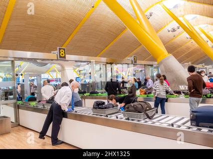 Screening di sicurezza del bagaglio a mano prima dell'ingresso alle porte, aeroporto Madrid-Barajas, Spagna Foto Stock