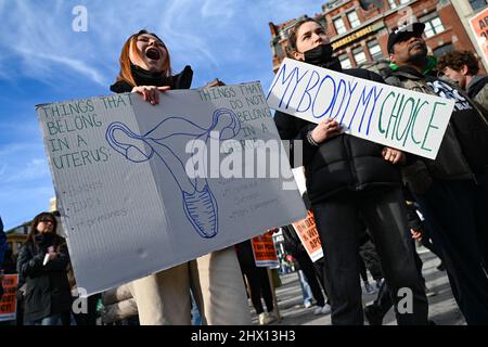 La gente partecipa alla protesta "aborto su richiesta e senza Apologia" e marzo il 8 marzo 2022 all'Union Square Park di New York. Foto Stock